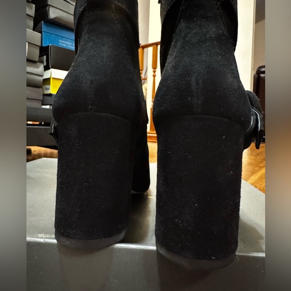 Ann Taylor suede block heel bootie, size 7, tts, never worn, w the original box - Picture 5 of 8